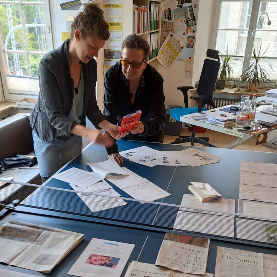 Intendantin Karin Becker und Chefdramaturgin Meike Sasse bereiten die Lesung „Demokratische Zukunft“ vor - Theater Konstanz - Theater für die Demokratie